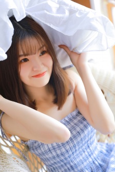 伸进班花衣服揉捏丰满浑圆